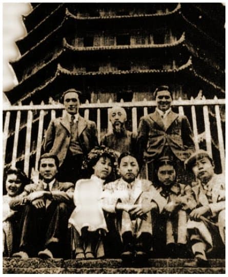 1936 wedding
                              photograph of Jiang Qing ("Lan
                              Ping") at the Six Harmonies Pagoda
                              in Hangzhou