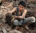 Digging for Chinese coins despite danger in dry
          Jialing River