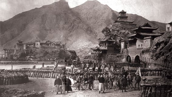 Old photograph of the Dragon
                    Gate (Yu's Doorway) on the Yellow River